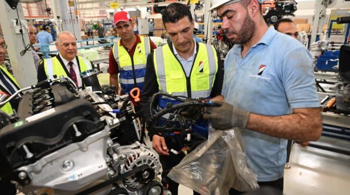وزير الصناعة يتفقد مصنع شركة النصر للسيارات ويشيد بجودة السيارات المصنعة