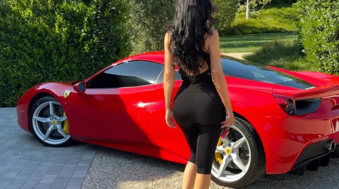 فيراري 488 GTB تخطف الأنظار مع كايلي جينر على إنستجرام