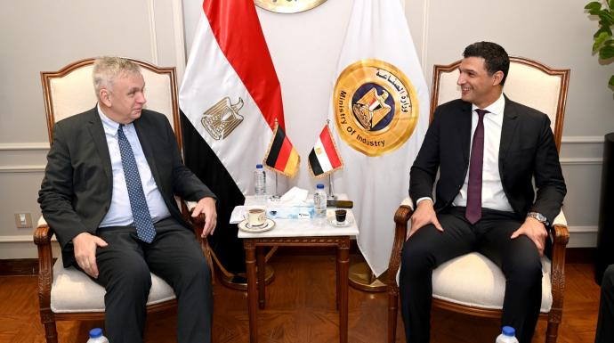 وزير الصناعة يبحث مع سفير ألمانيا توطين صناعة السيارات ومكوناتها في مصر