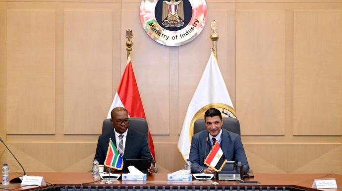 وزير الصناعة يدعوا شركات الصناعات المغذية للسيارات في جنوب أفريقيا للاستثمار و  التصنيع في مصر والاستفاده من الحوافز الحكوميه