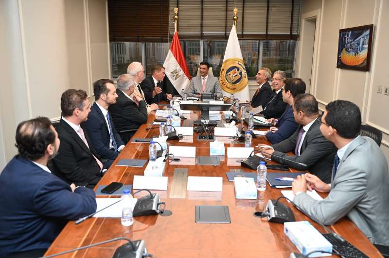 وزير الصناعه ووفد مرسيدس في مصر 