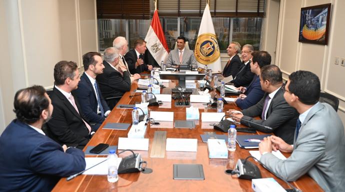وزير الصناعة يبحث مع وفد شركة مرسيدس-بنز إيجيبت خطط الشركة للتوسع في مصر والتصدير للأسواق المجاورة