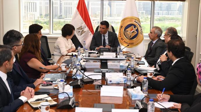 وزير الصناعة يبحث مع شركة جيانغسو تشانغهونغ الصينية خطة الشركة لإقامة مجمع صناعي لتقديم حلول متكاملة لصناعة السيارات