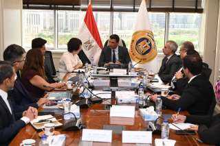 وزير الصناعة يبحث مع شركة جيانغسو تشانغهونغ الصينية خطة الشركة لإقامة مجمع صناعي لتقديم حلول متكاملة لصناعة السيارات
