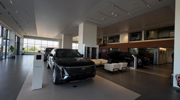 كاديلاك المنصور للسيارات تستعرض السيارتين ESCALADE IQ وOPTIQ الكهربائيتين بالكامل