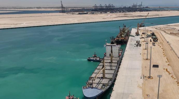 استمرار النشاط التشغيلي بمحطة ترانس كارجو بميناء السخنة واستقبال أول سفينتين بعد بدء التشغيل التجاري