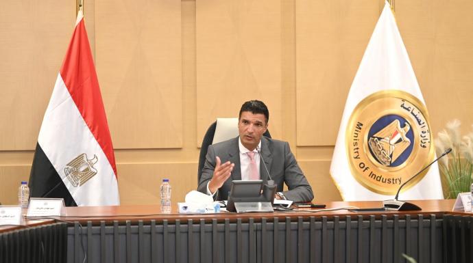 وزير الصناعة يبحث مع علماء وخبراء مصر وشركات السيارات والصناعات المغذية تصنيع هيكل السيارات بالكامل محلياً
