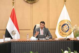 وزير الصناعة يبحث مع علماء وخبراء مصر وشركات السيارات والصناعات المغذية تصنيع هيكل السيارات بالكامل محلياً