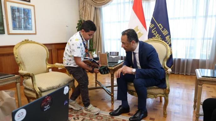 وزير الاتصالات يكرم الطفل مارتيروس مينا البالغ من العمر 10 أعوام لتميزه العالمي في البرمجة والروبوتات
