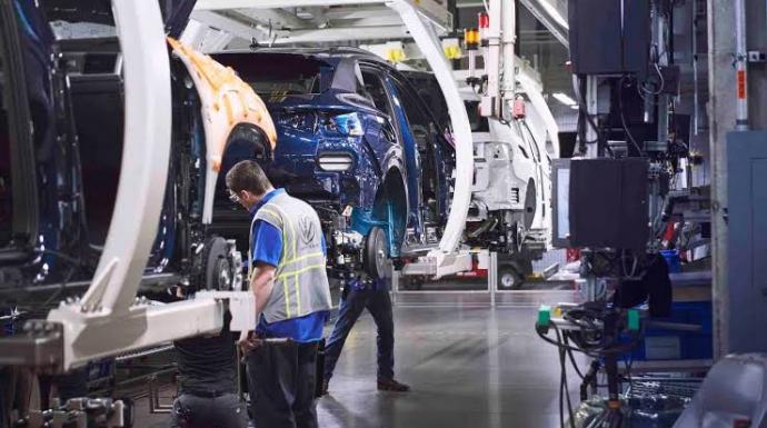 أزمة فولكس فاجن تتفاقم.. احتجاجات العمال تتزامن مع زيارة رئيس المجموعة