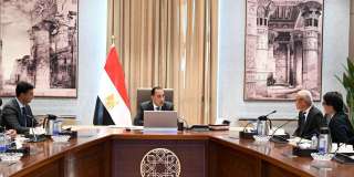 مدبولي يلتقي الرئيس التنفيذي لمجموعة ”تويوتا” والكشف عن تجميع فئة جديدة من سيارات ”تويوتا” بمصر
