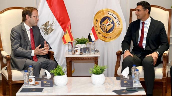 وزير الصناعة يبحث مع سفير إسبانيا تعزيز التعاون في قطاع السيارات بمصر