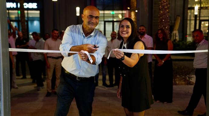 «عز العرب ستار» تفتتح أحدث صالة عرض لسيارات «smart» بـ«District 5»