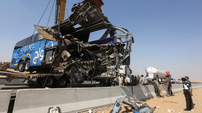 صرف تعويضات ضحايا حادث أسيوط الصحراوي.. 13 وفاة و34 مصابًا